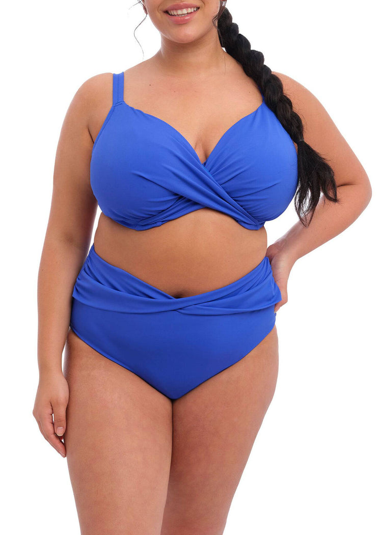 Model in Elomi Magnetic Sapphire setje, Vooraanzicht