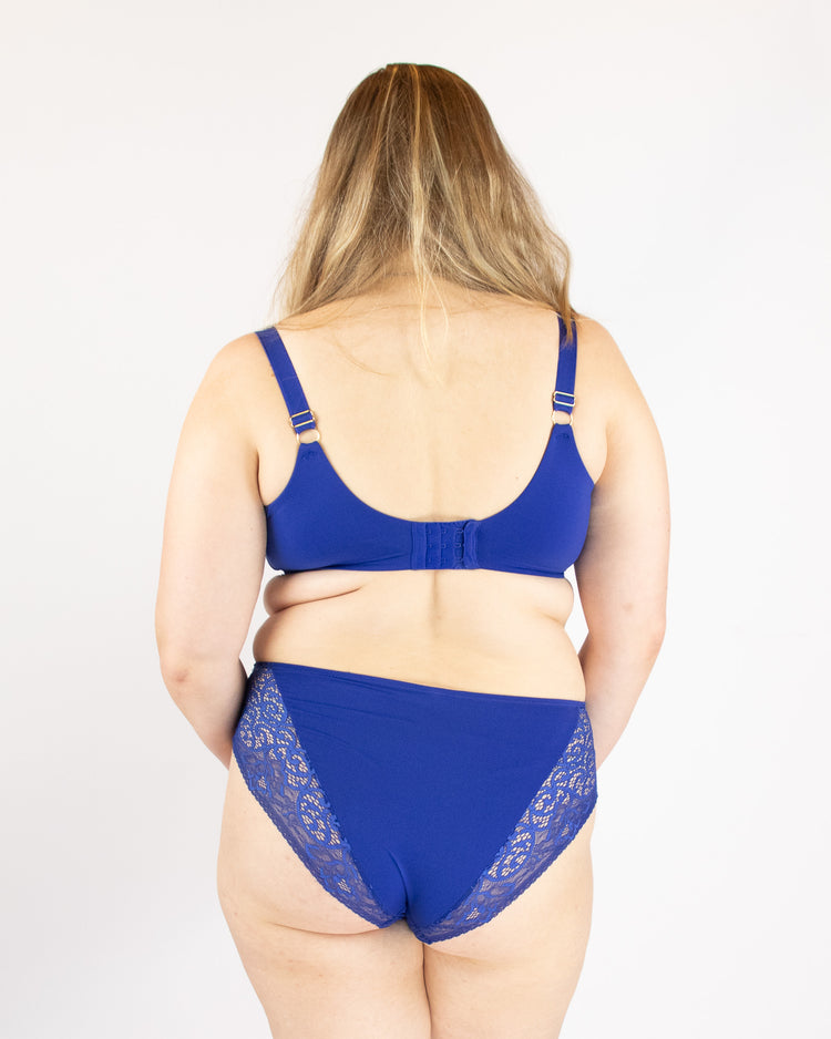 SuperBra Model in Estel Full Cup BH Royal Blue Achterzijde