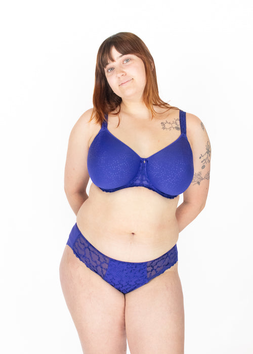 Model in Ana Voorgevormde Spacer BH Sapphire voorzijde