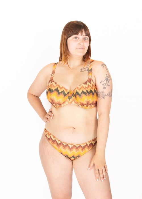 Model in Arizona Wave Plunge Bikini Top Horizon Voorzijde