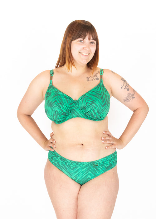 Model in Punta Mita Full Cup Bikini Top Emerald voorzijde