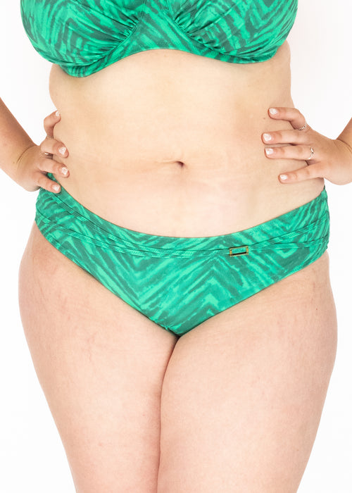 Model in Punta Mita Full Cup Bikini Top Emerald voorzijde