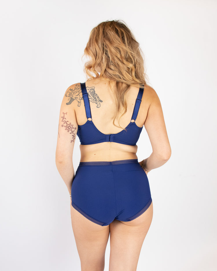 Model in Fusion Lace High Waisted Broekje French Navy Achterzijde