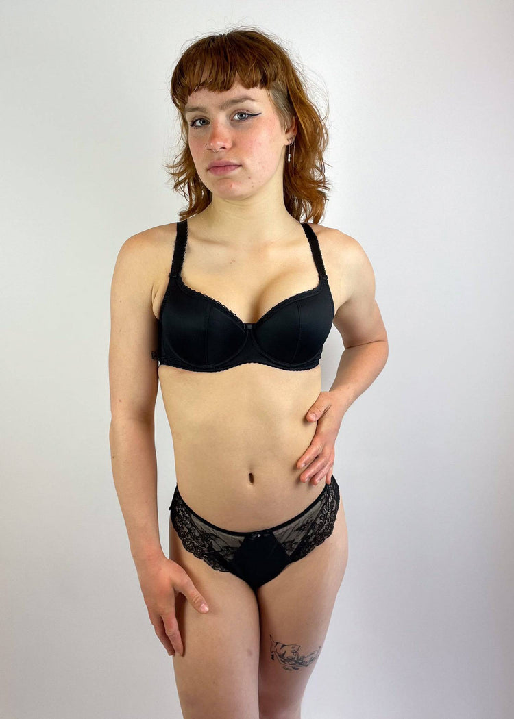 Model in Mimi Half Cup BH Zwart Voorzijde