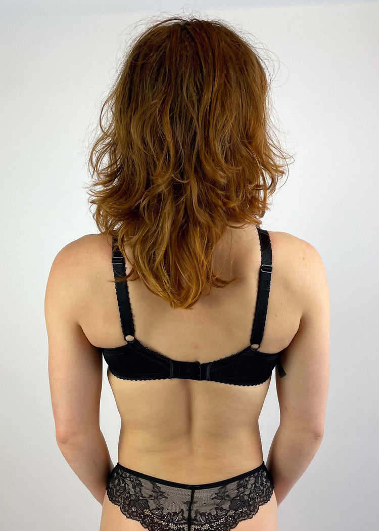 Model in Mimi Half Cup BH Zwart Achterzijde