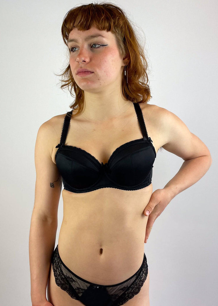 Model in Basic Plunge BH Zwart Voorzijde