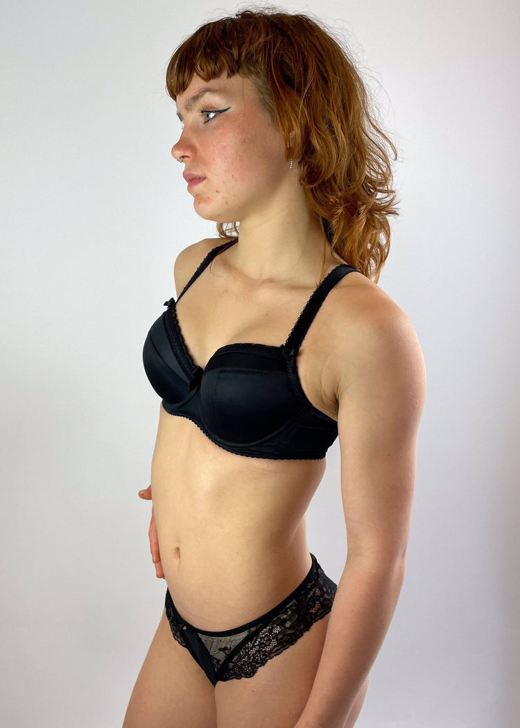 Model in Basic Plunge BH Zwart Voorzijde
