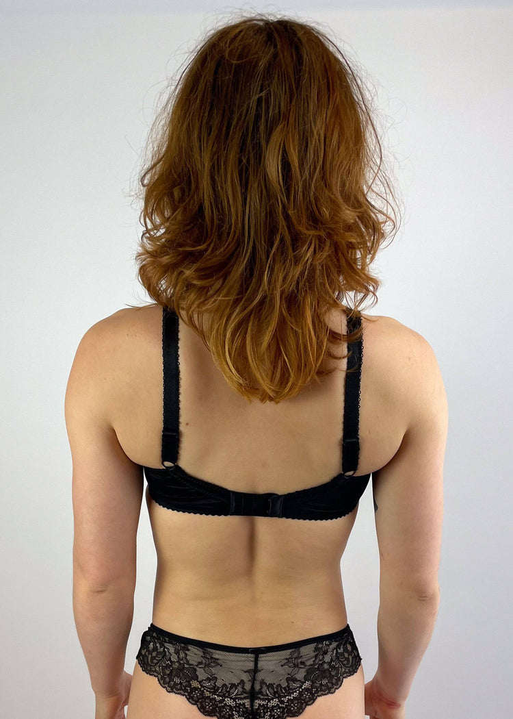 Model in Basic Plunge BH Zwart Achterzjde