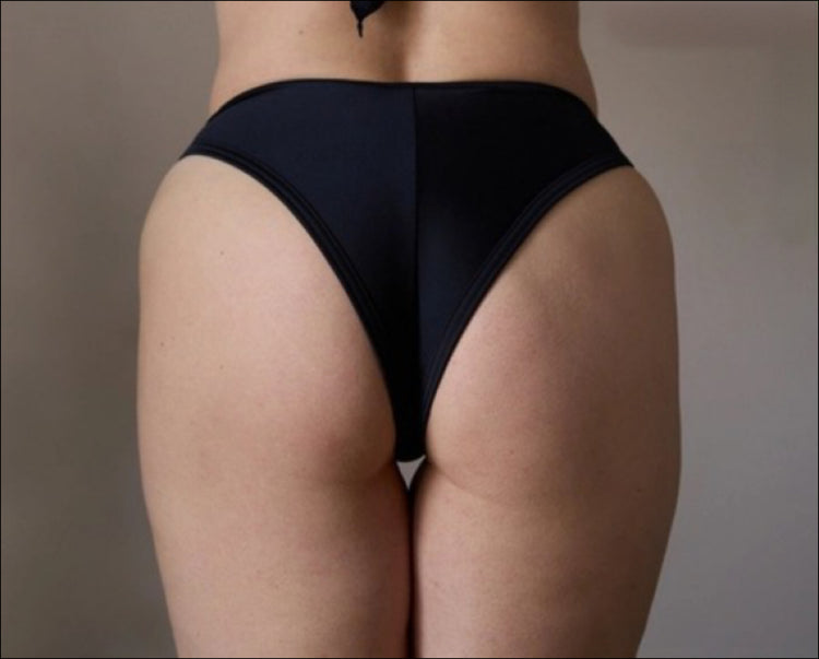 Model in Mamba Bikini Broekje Zwart Achterzijde