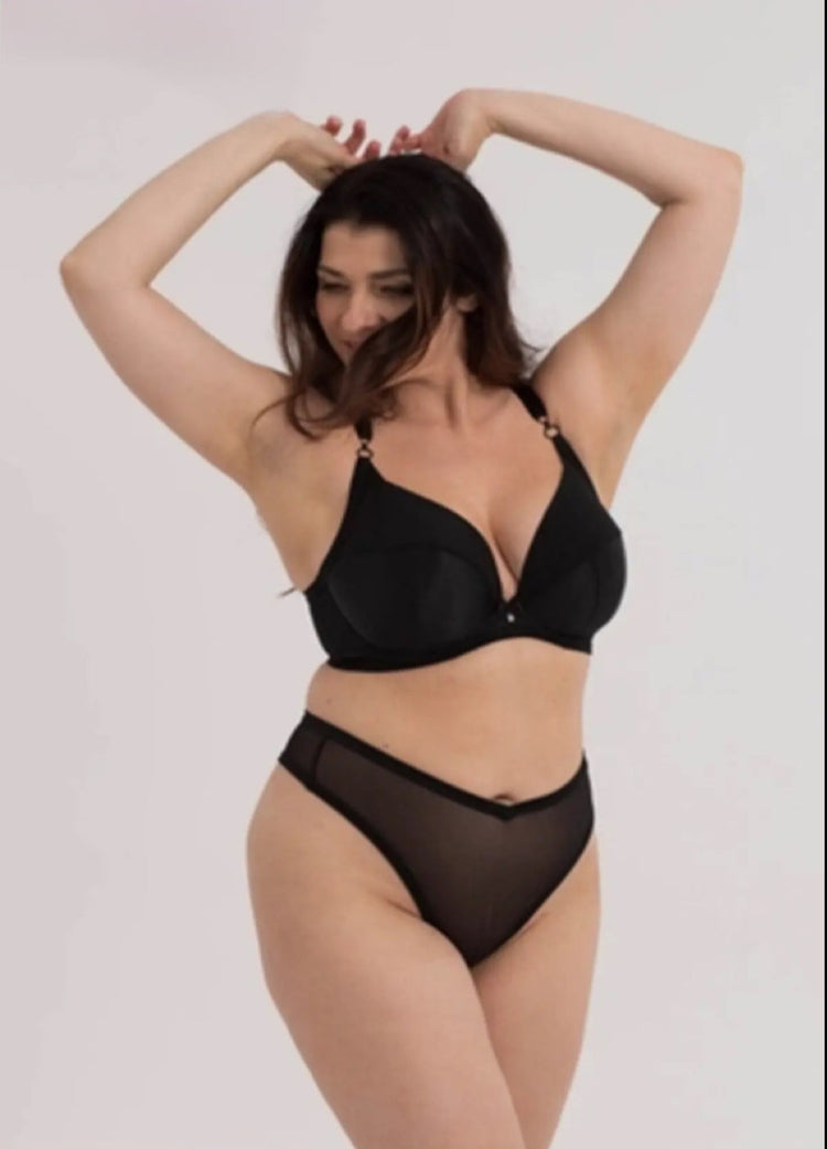 Model in PLM bikini top Le Noir Voorzijde
