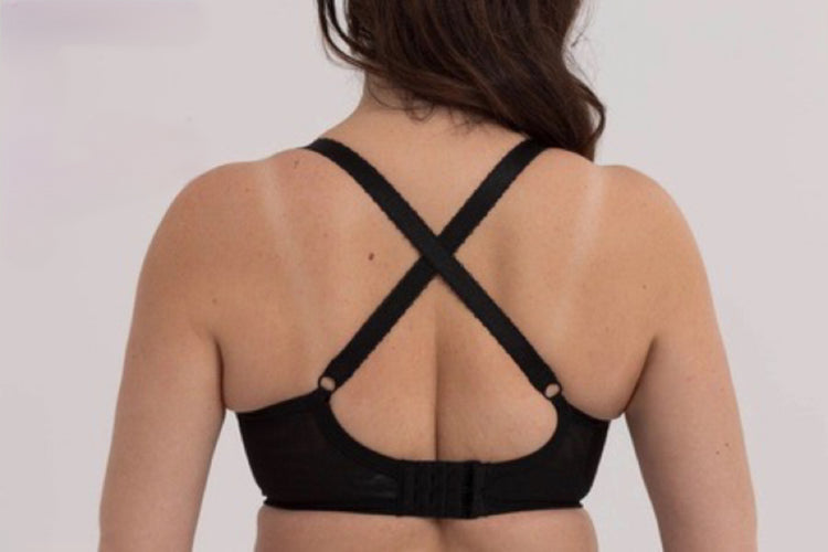 Model in PLM bikini top Le Noir Achterzijde