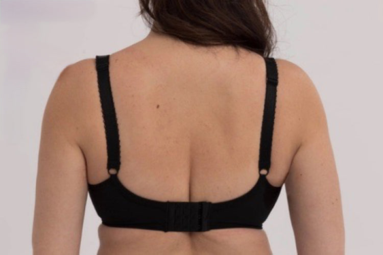 Model in PLM bikini top Le Noir Achterzijde