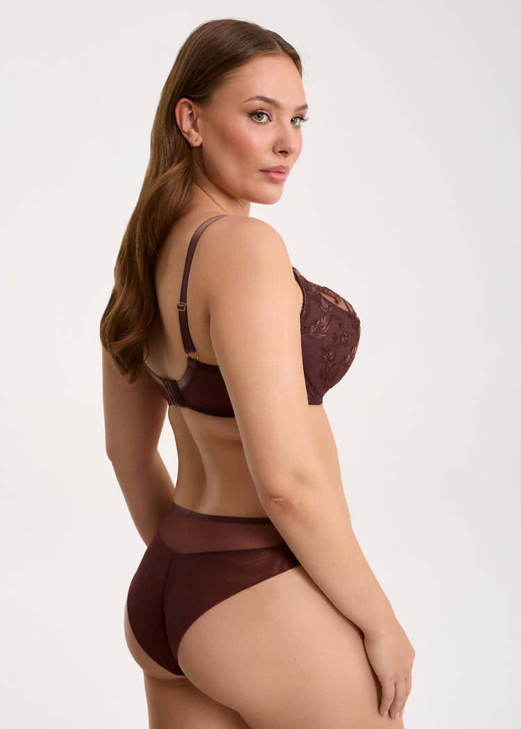 LifeStyle Model in Kira Full Cup BH Chocolate Achterzijde