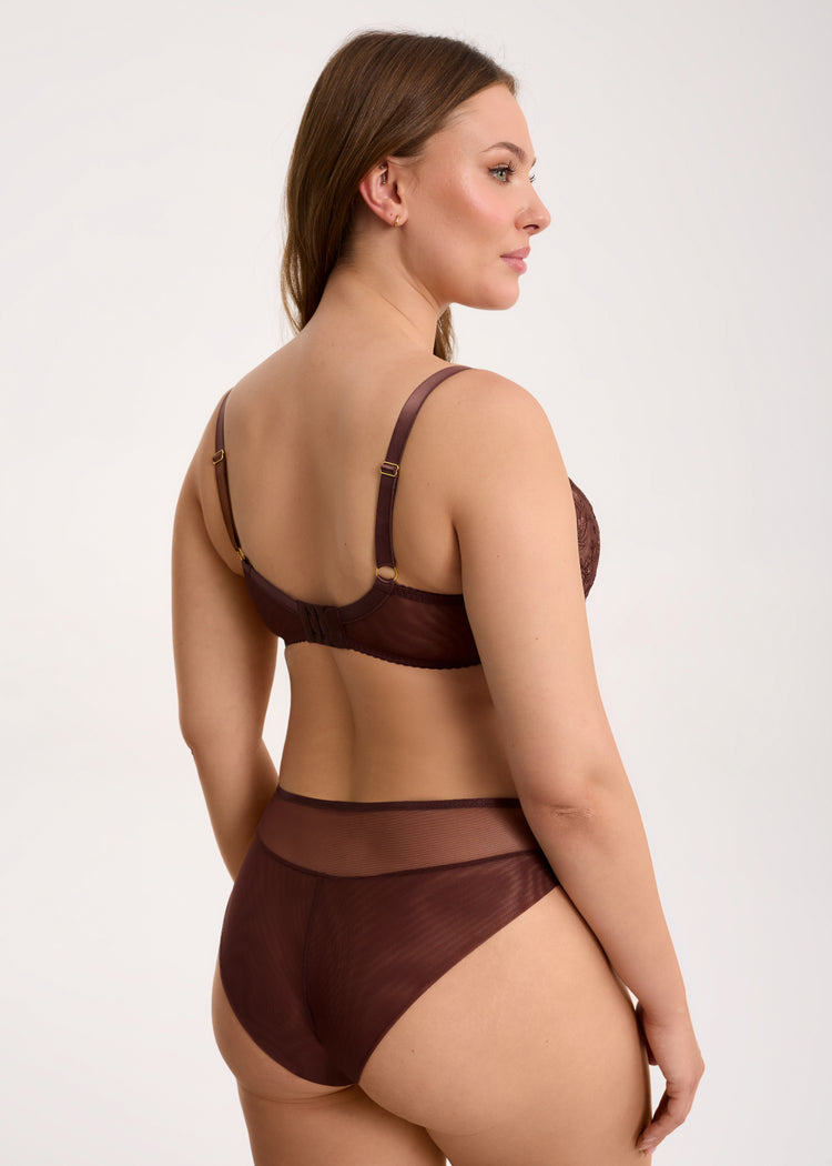 Model in Kira High Waisted Broekje Chocolate Achterzijde