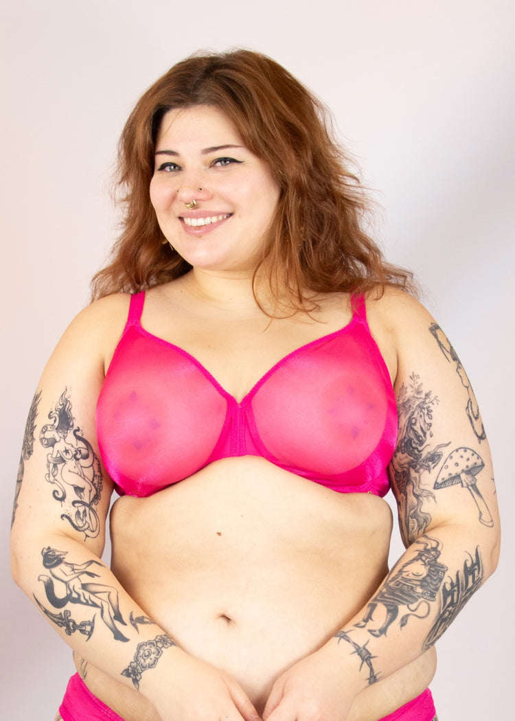 SuperBra Model in Glossies Sheer BH Magenta Voorzijde
