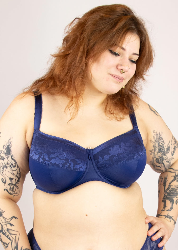 SuperBra Model in Illusion Full Cup BH Navy Voorzijde