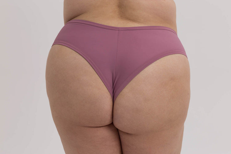 Model in Ewa Brazilian Broekje Blush Achteraanzicht