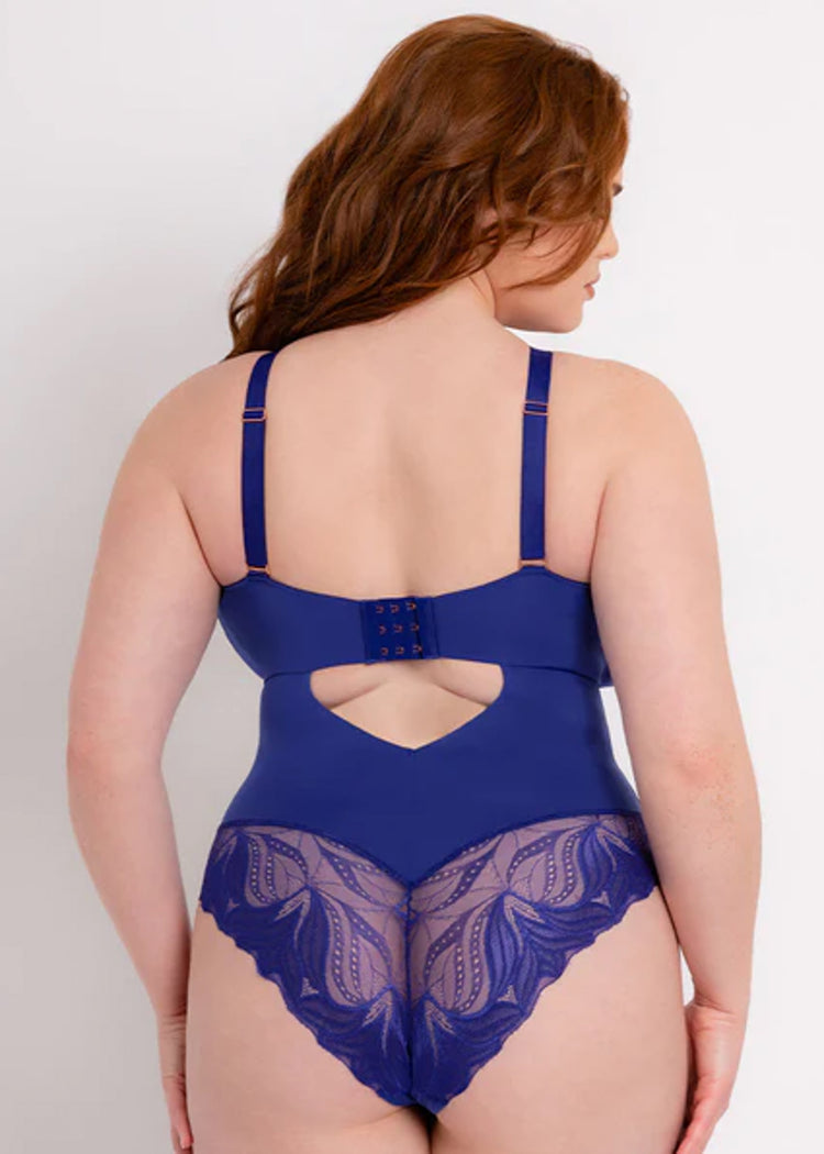 Model in Scantilly Indulgence Stretch Lace Body Ultraviolet Achteraanzicht