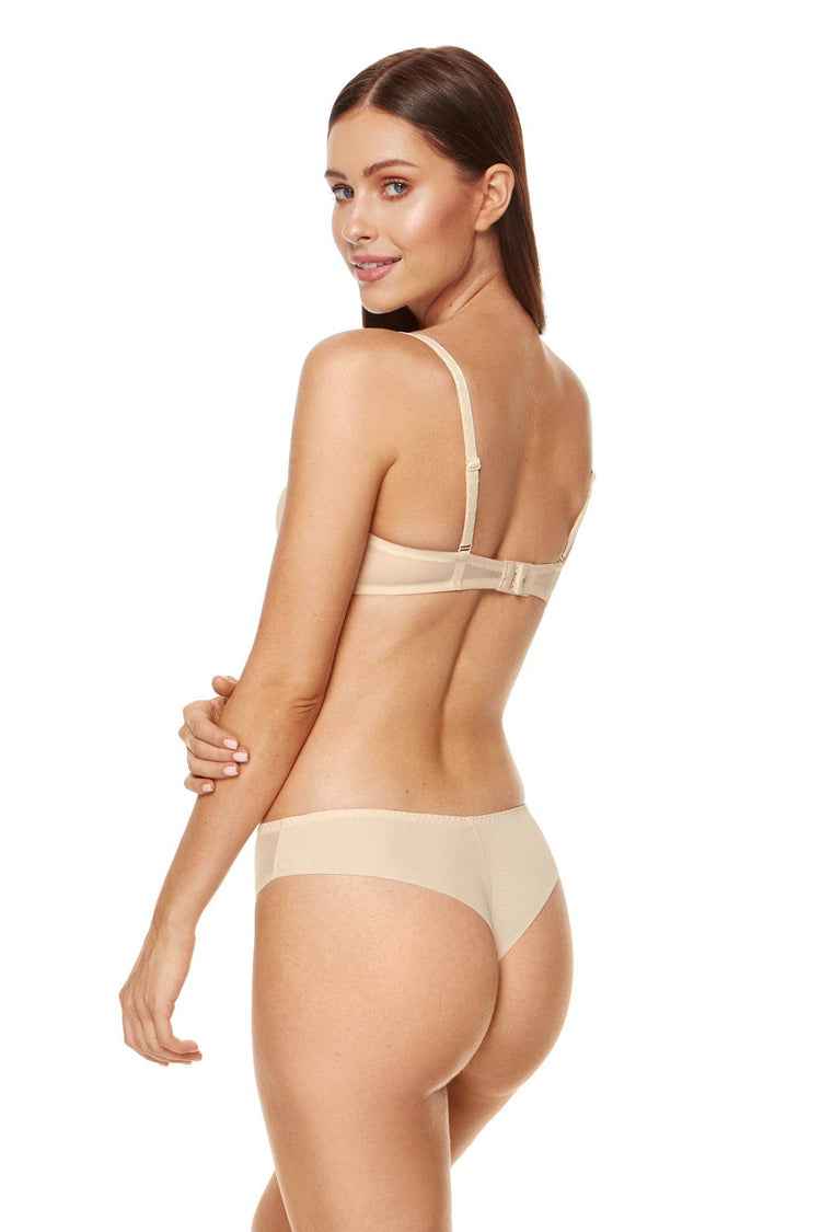 Model in Gorteks Zara Push Up Beige/Sand, Zijaanzicht