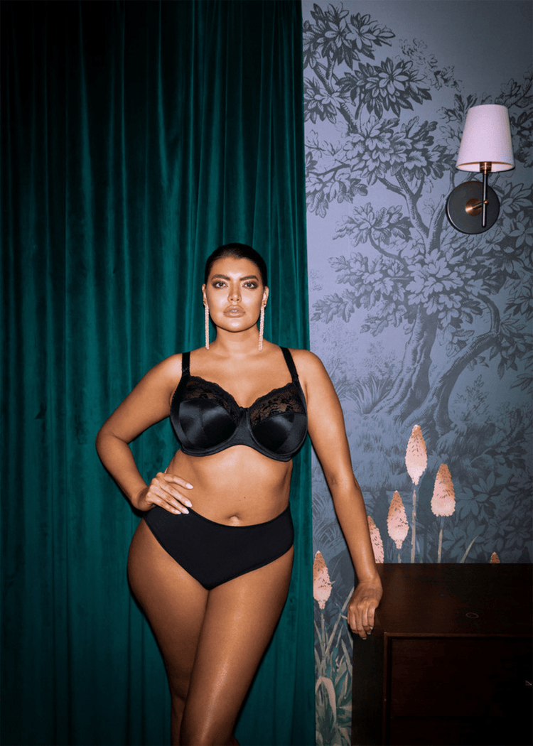 Model in Morgan Full Cup BH Zwart Lifestyle Voorzijde