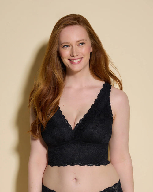 Model in Never Say Never Curvy Plungie Longline Bralette Zwart voorzijde