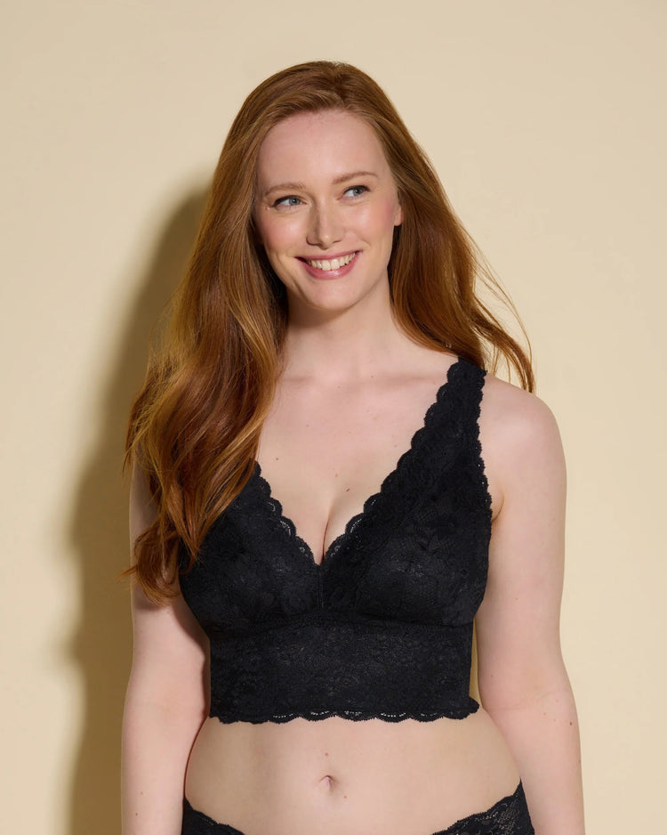 Model in Never Say Never Curvy Plungie Longline Bralette Zwart voorzijde