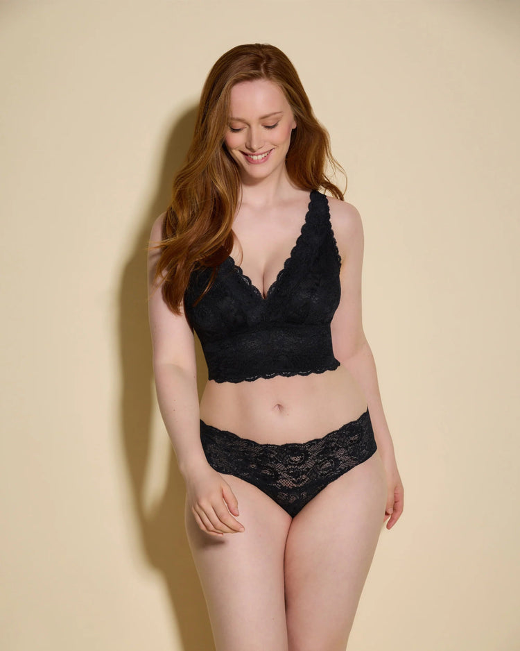 Model in Never Say Never Curvy Plungie Longline Bralette Zwart voorzijde set
