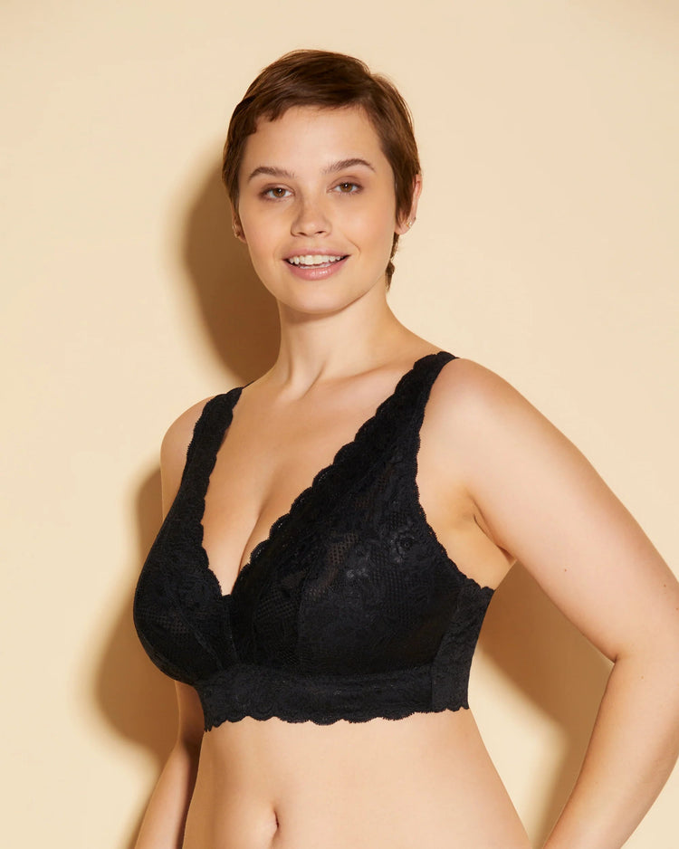 Model in Never Say Never Super Curvy Plunge Longline Bralette Zwart Voorzijde