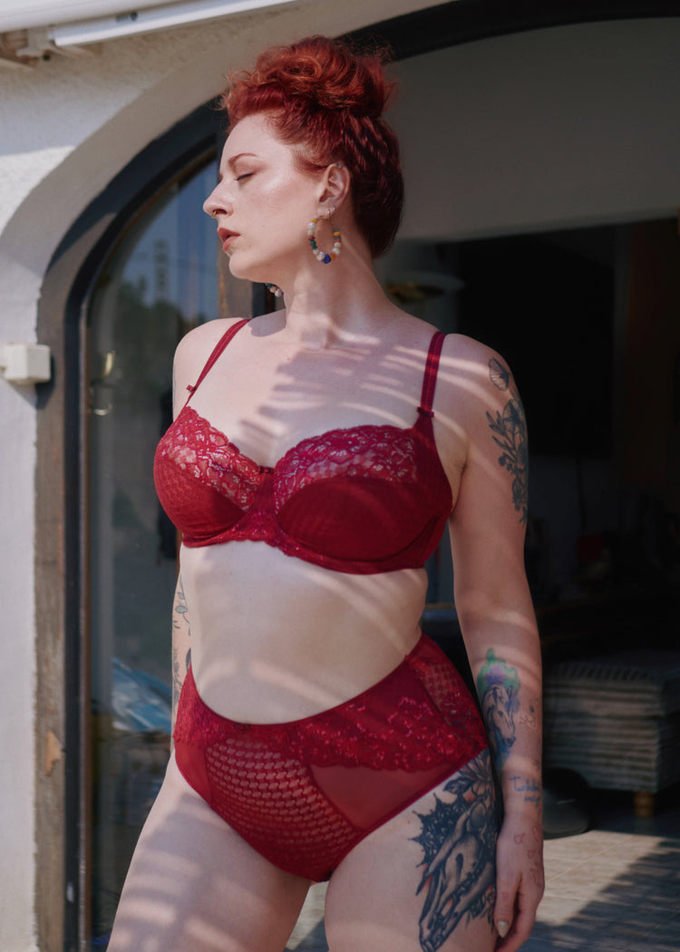SuperBra Model in Envy Mid Rise Broekje Cherry Red Voorzijde