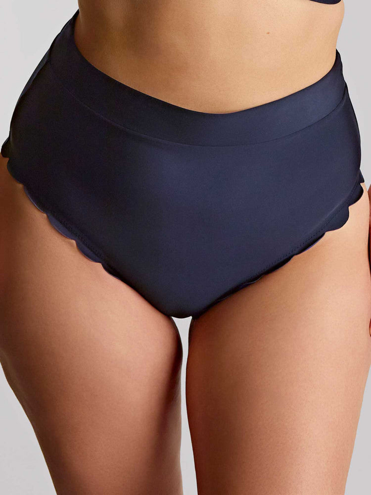 Model in Signature Scallop High Waist Bikini Broekje voorzijde