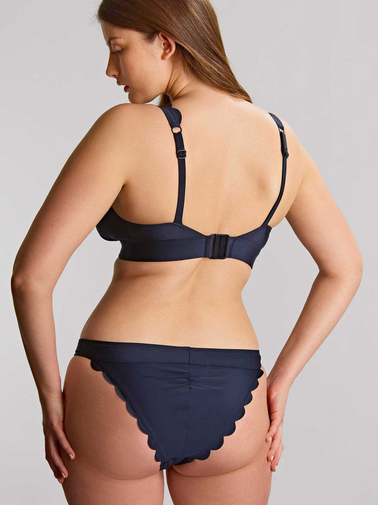 Model in Kara Beugelloze Plunge Bikini Top Ink achterzijde