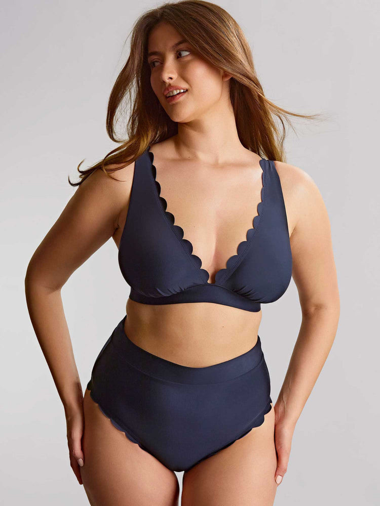 Model in Signature Scallop High Waist Bikini Broekje voorzijde