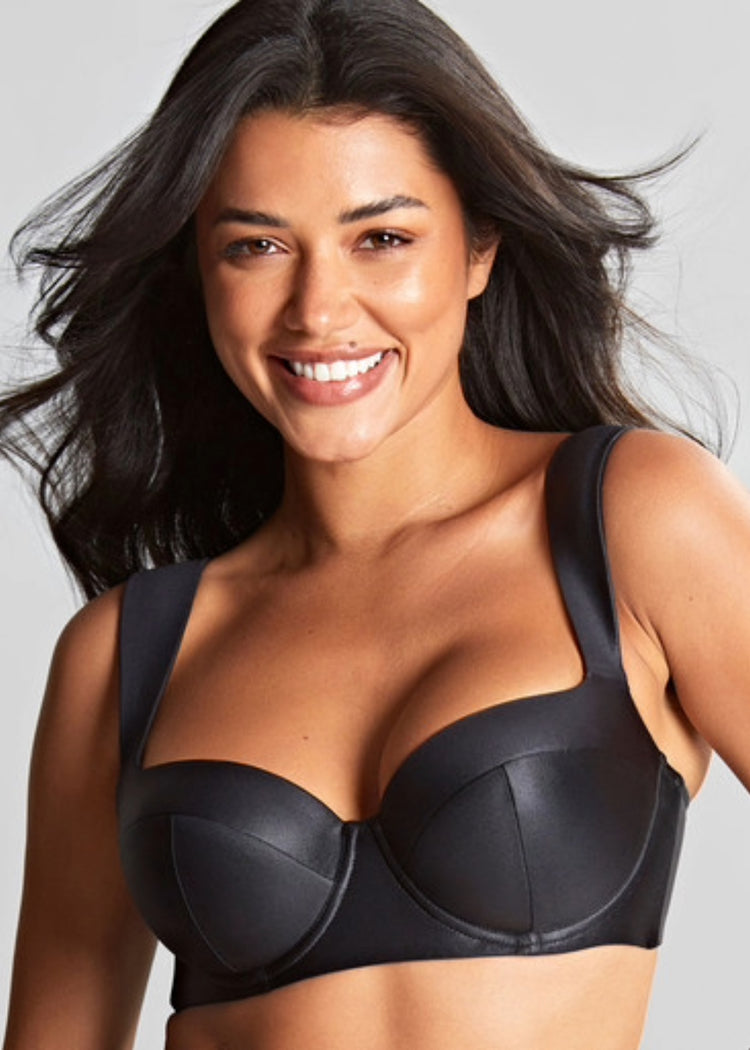 Model in Obsidian Balconette Bikini Top Zwart Voorzijde
