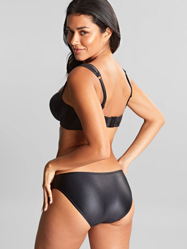 Model in Obsidian Balconette Bikini Top Zwart Achterzijde