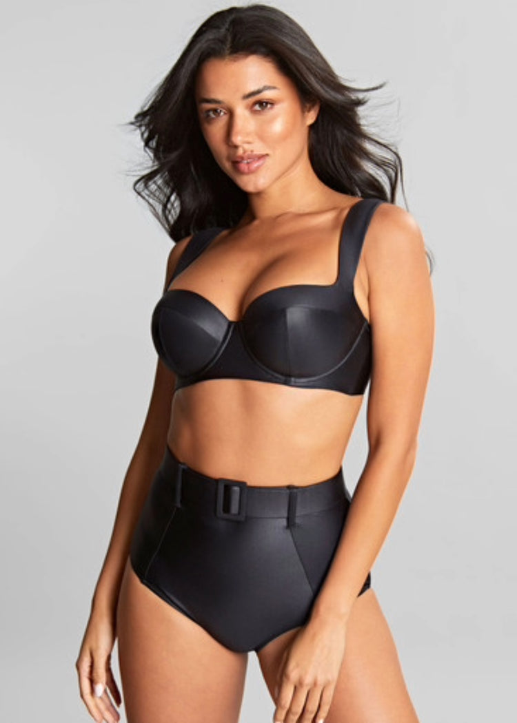 Model in Obsidian high Waist Bikini Broekje Zwart Voorzijde