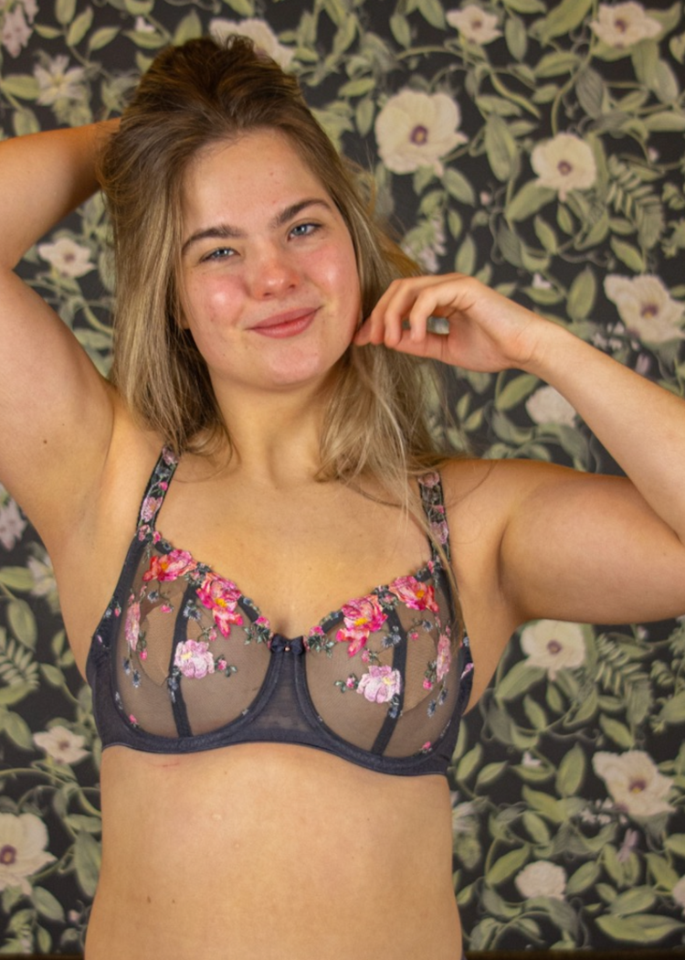 SuperBra Model in Adrienne Balconette BH Charcoal Bloom Voorzijde
