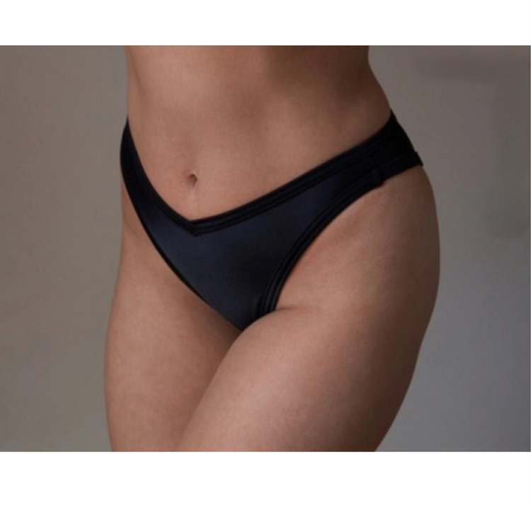 Model in Mamba Bikini Broekje Zwart Voorzijde