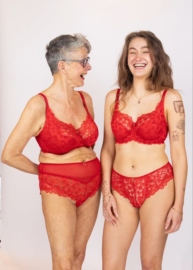 SuperBra Model (links) in Allure High Waisted Broekje True Red Voorzijde
