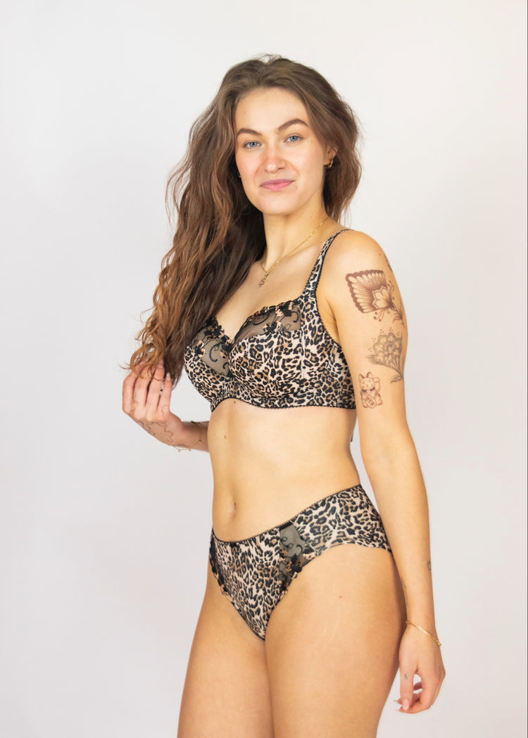SuperBra Model in Talia Side Support BH Leopard Voorzijde