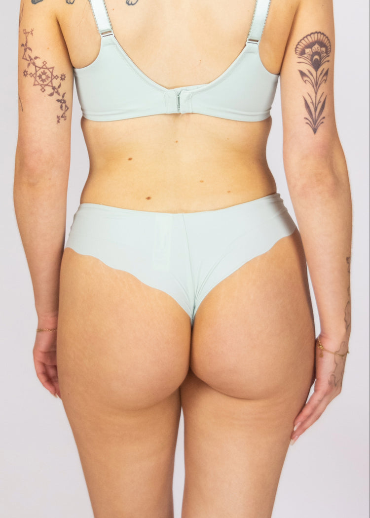 SuperBra Model in Magdalena String Vintage Green Achterzijde