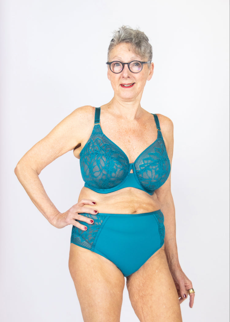 SuperBra Model in Sophia Broekje Deep Teal Voorzijde
