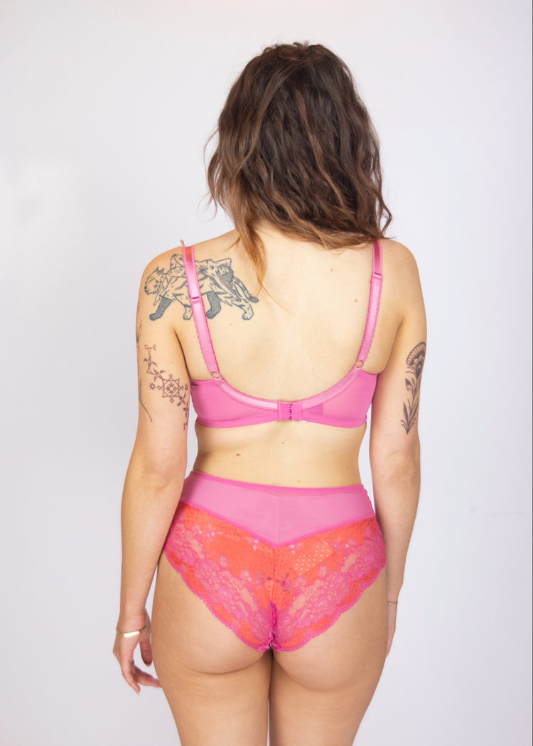 SuperBra Model in Clara Mid Rise Broekje Pink Papaya Achterzijde