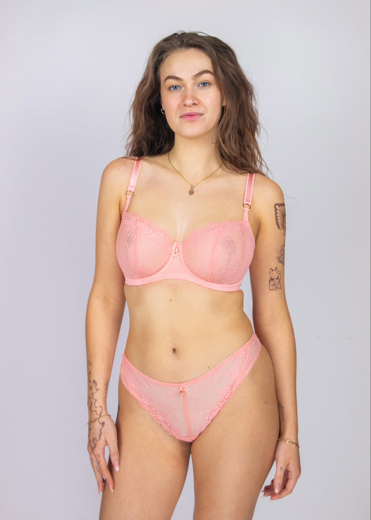 SuperBra Model in Fascinate String Peach Voorzijde