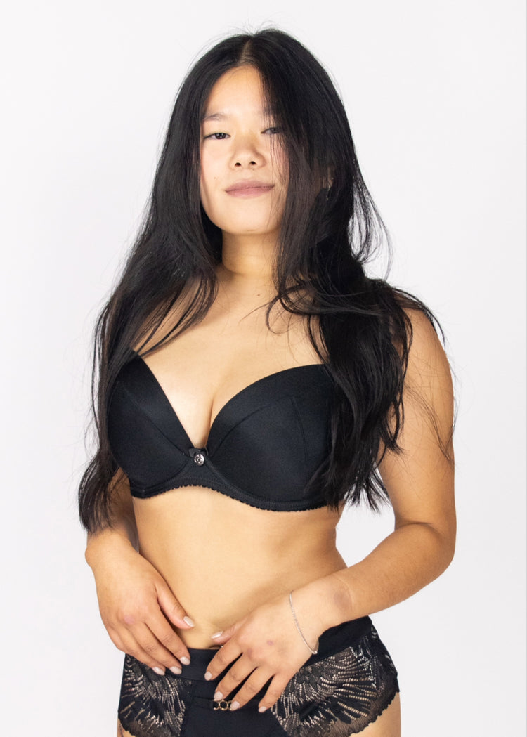 SuperBra Model in Mila Balconette BH Zwart Voorzijde