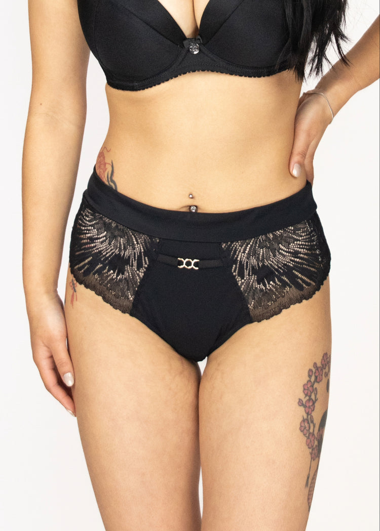 SuperBra Model in Mila Brazilian Broekje Zwart Voorzijde