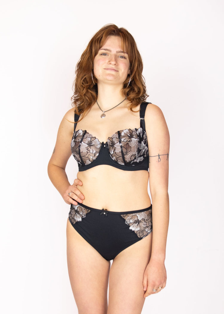 SuperBra Model in Marlene High Waist Brazilian Broekje Zwart Voorzijde