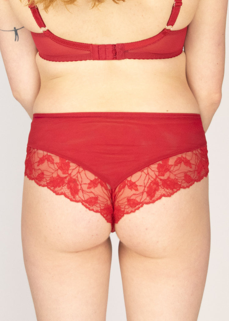 SuperBra Model in Amira Brazilian Broekje Rood Achterzijde