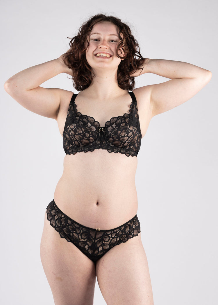 SuperBra Model in Allure Full Cup BH Black/Latte Voorzijde