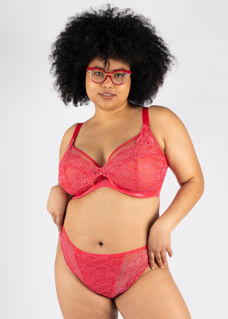 SuperBra Model in Darcie Plunge BH Azalea voorzijde