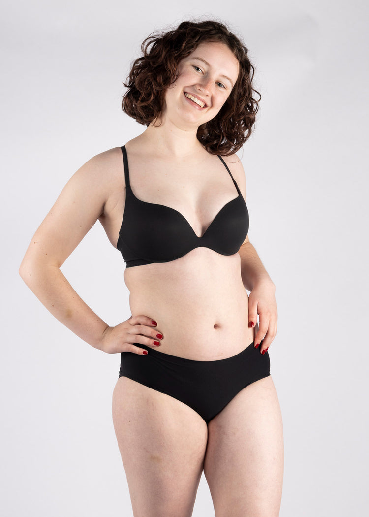 SuperBra Model in Ines Secret Push Up BH Zwart voorzijde